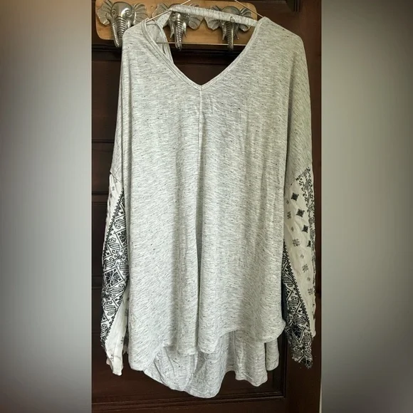 NWOT Hummingbird Plus Gray V-Neck Top with Long Sheer Embroidered Sleeves - Picture 2 of 10